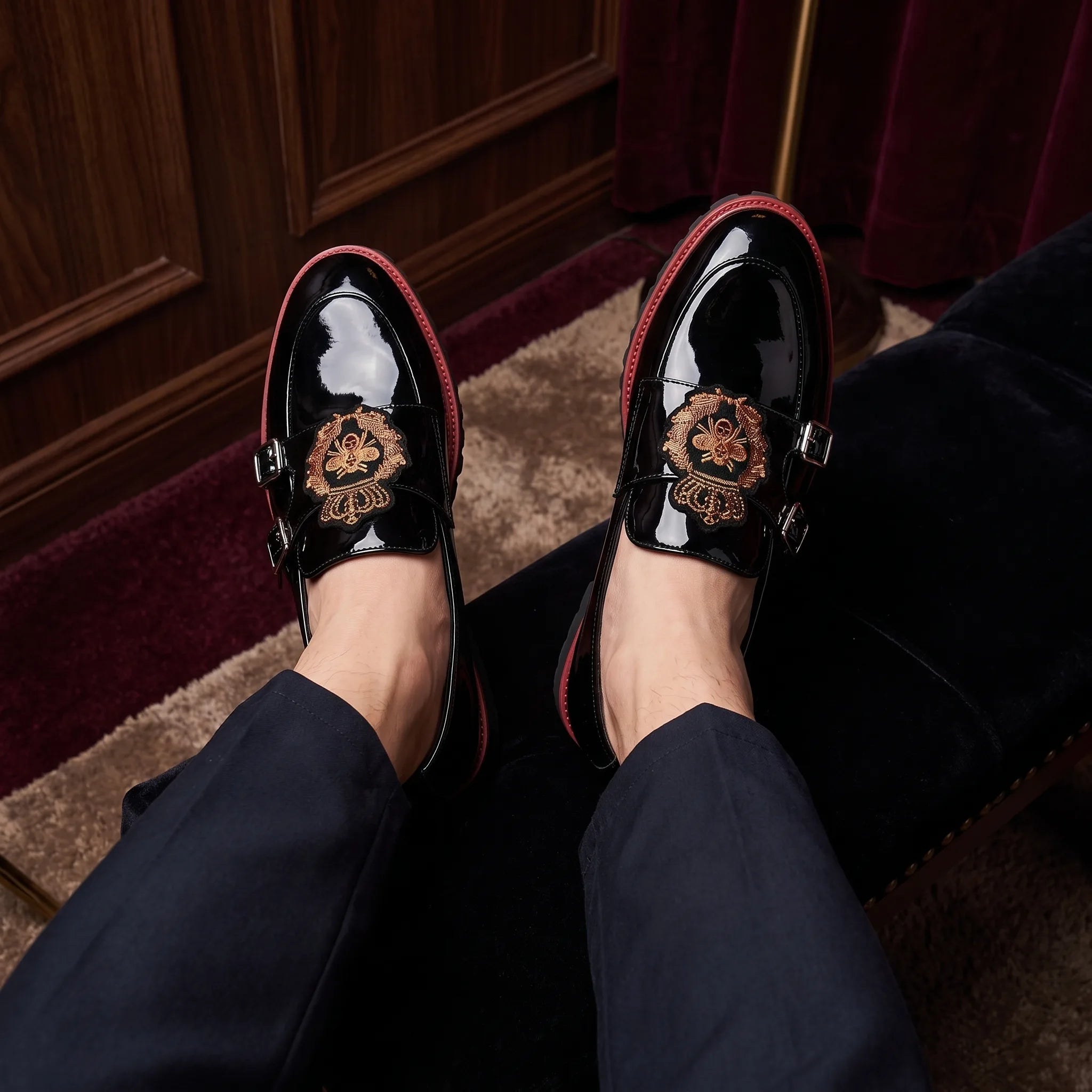 Mocassins Vernis Noirs Pour Hommes Estampes Abeille - On-foot — Top-down Worn View Image