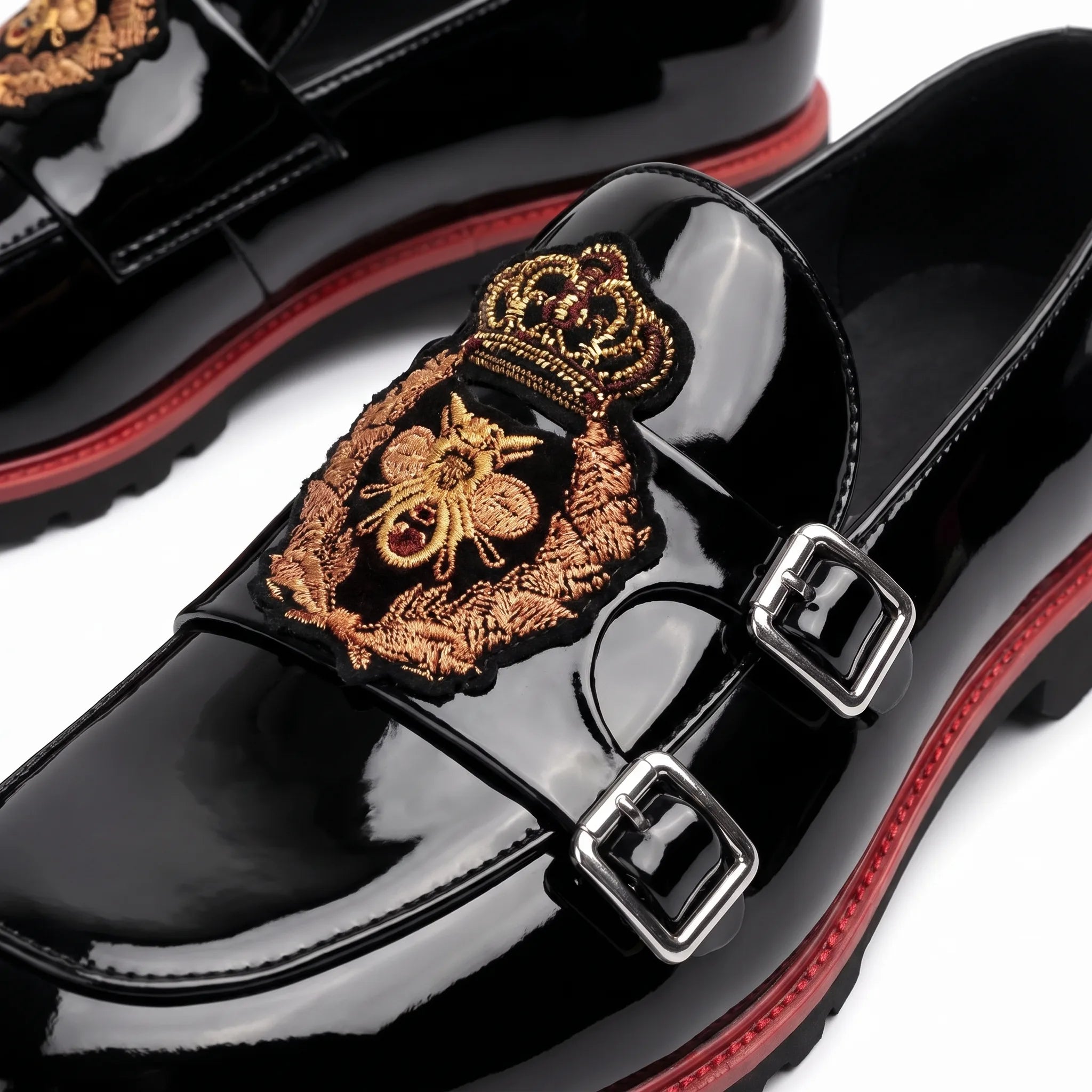 Mocassins Vernis Noirs Pour Hommes Estampes Abeille - Studio — Detail Close-up Image