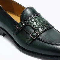 Mocassins Verts Pointus En Cuir Effet Croco - Studio — Detail Close-up