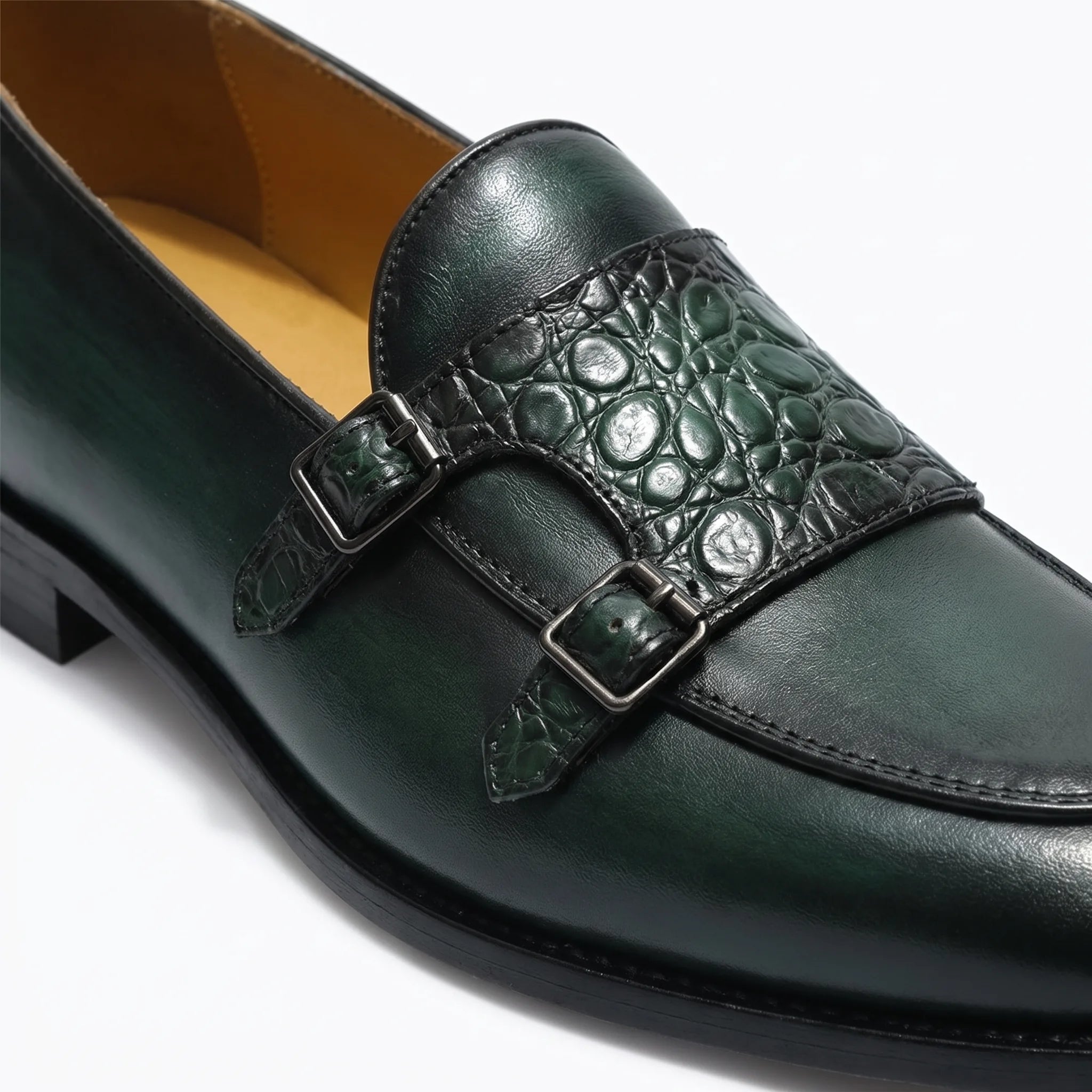 Mocassins Verts Pointus En Cuir Effet Croco - Studio — Detail Close-up Image