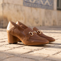 Mocassins Vintage À Talons Et Chaînettes En Cuir Pour Femmes - Lifestyle — Mediterranean Editorial