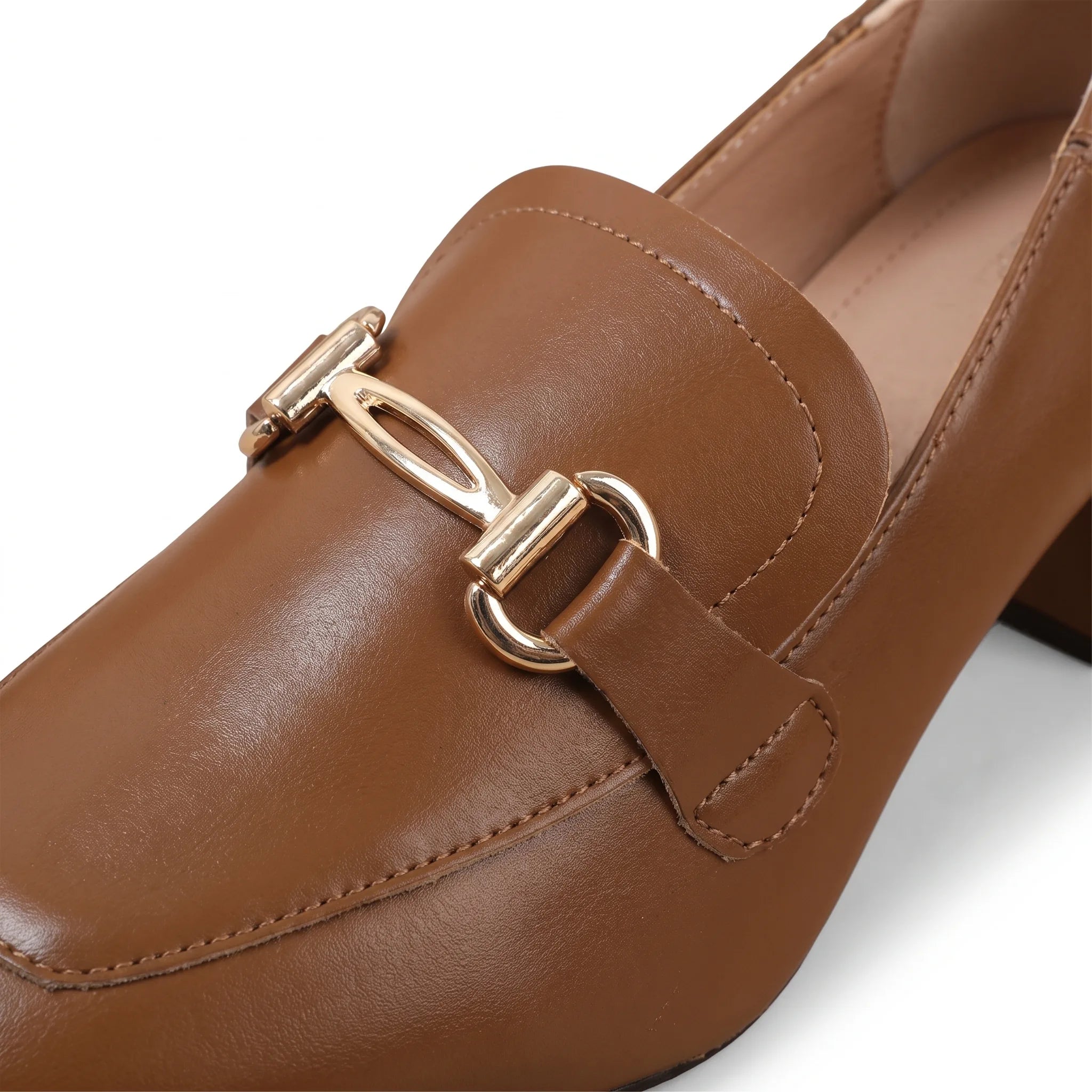 Mocassins Vintage À Talons Et Chaînettes En Cuir Pour Femmes - Studio — Detail Close-up Image