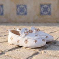Petit Mocassin En Cuir Pour Bébé - Lifestyle — Mediterranean Editorial