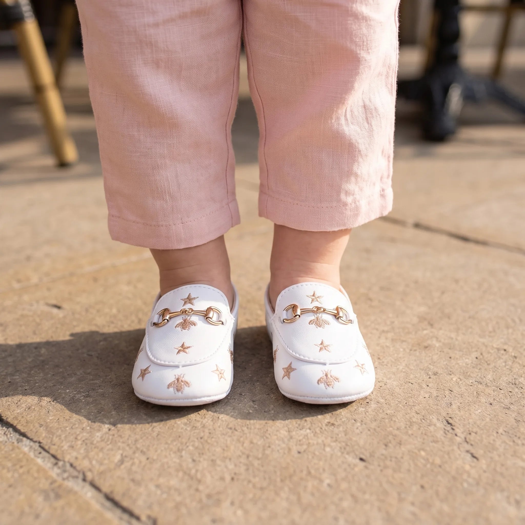 Petit Mocassin En Cuir Pour Bébé - On-foot — Top-down Worn View Image
